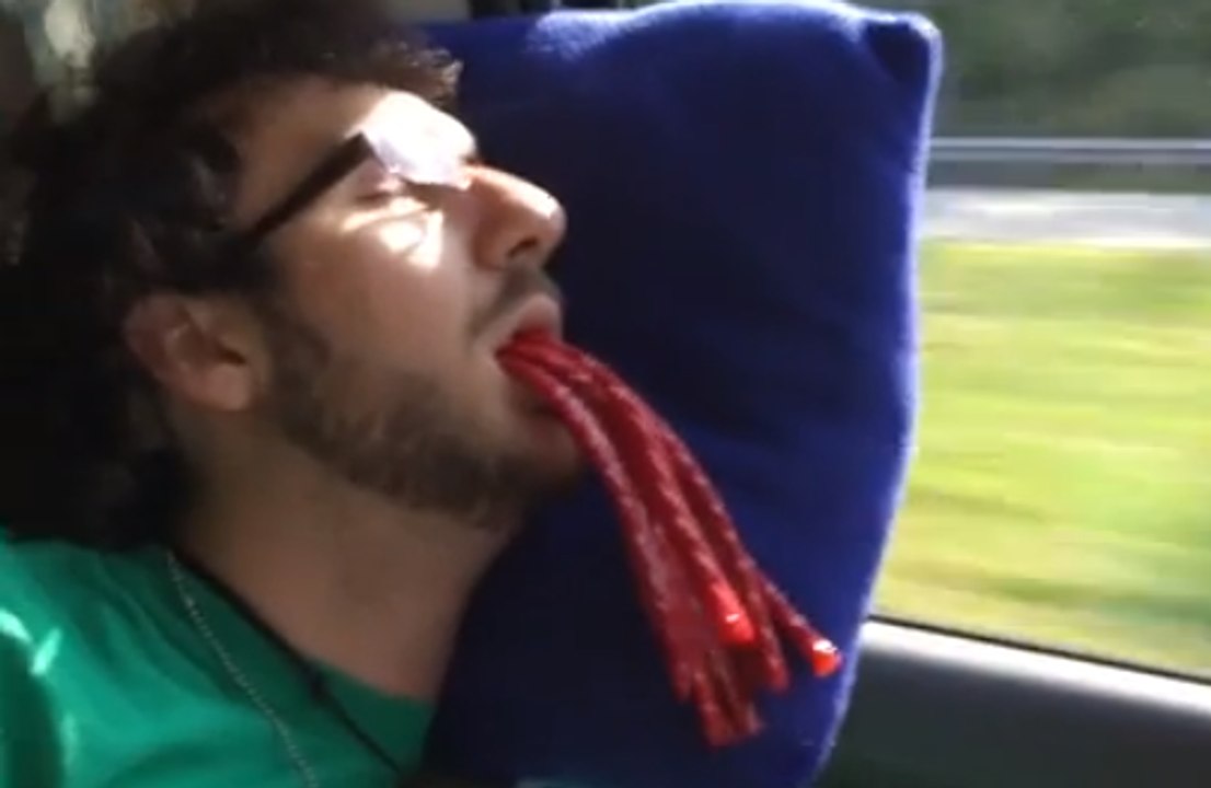 Ils essaient de faire tenir un max de bonbons dans la bouche de leur pote endormi