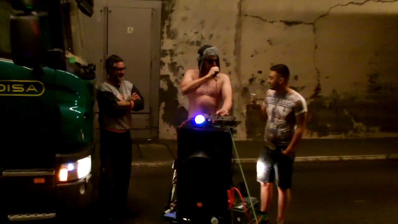 Discoboy fait danser et rire les conducteurs bloqués dans un tunnel