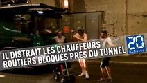 Il distrait les chauffeurs routiers bloqués près du Tunnel