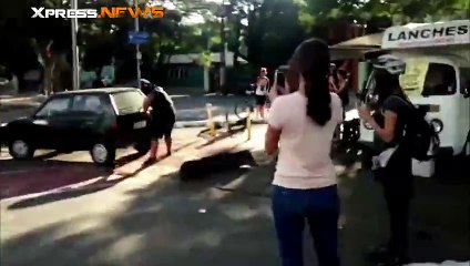 Il soulève une voiture garée sur une piste cyclable
