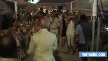 Le curé de Saint-Tropez et Frigide Barjot en folie à la soirée blanche
