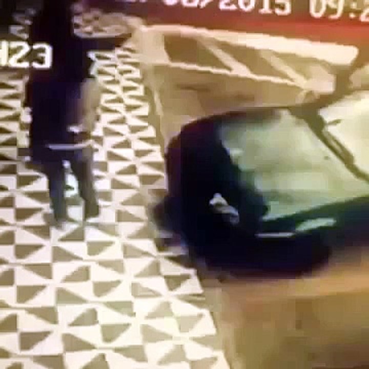 موقف طريف ومحرج ضبطته الكاميرا_