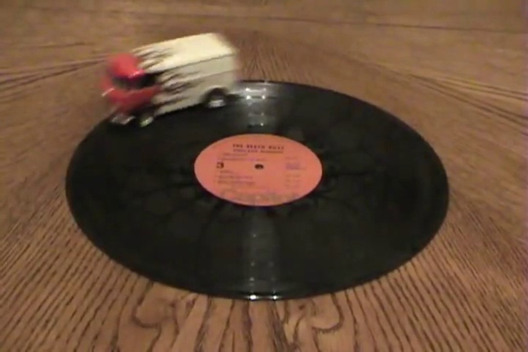 Un Van Transporter Volkswagen lit les disques vinyles...