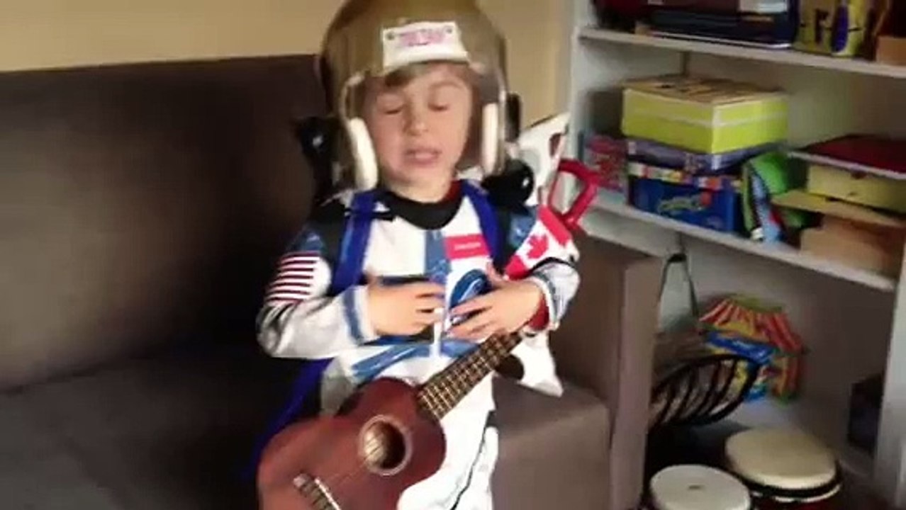 Ce jeune garçon déguisé en astronaute à un message pour le commandant d'ISS