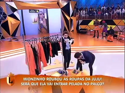 legendarios Mionzinho rouba roupas e Juju Salimeni entra pelada no palco 17 05 2013 mircmirc