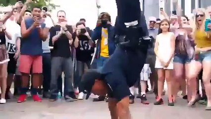 ¿Es este el mejor policía 'breakdancer'?