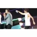 Louis Tomlinson & Liam Payne water fighting