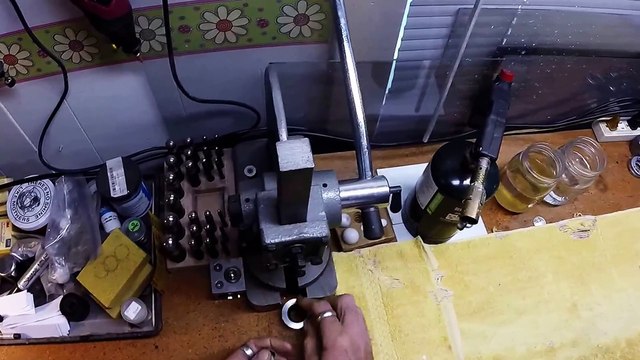 Transformer une pièce de monnaie en bague