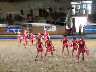 Pom Pom girls de coup d'envoi