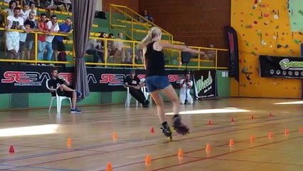 Klaudia Hartmanis fait du slalom en roller