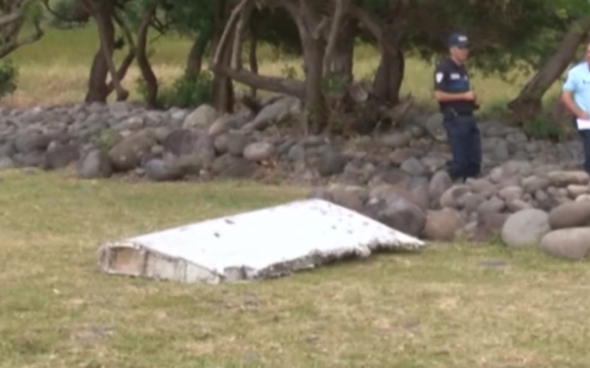 Comment les télés s’interrogent sur le débris d’avion retrouvé à la Réunion