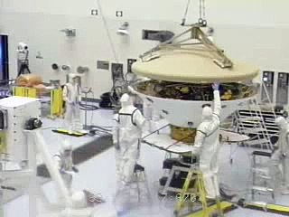 Der Hitzeschild für Phoenix wird zum Test installiert