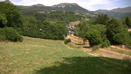 TER d'AUVERGNE, dans le paysage, de La Banne d'Ordanche, du Tenon, et du Puy Gros, Ligne LE MONT-DORE-- CLERMONT-FD, le 12 Juillet 2015 - X 73 500.