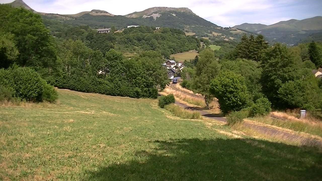 TER d'AUVERGNE, dans le paysage, de La Banne d'Ordanche, du Tenon, et du Puy Gros, Ligne LE MONT-DORE-- CLERMONT-FD, le 12 Juillet 2015 - X 73 500.