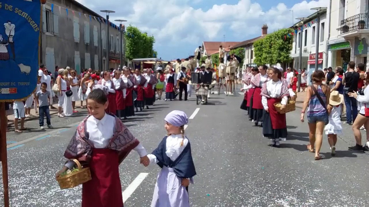Défilé des fêtes de Tyrosse 2015  lous crabots de Semisens