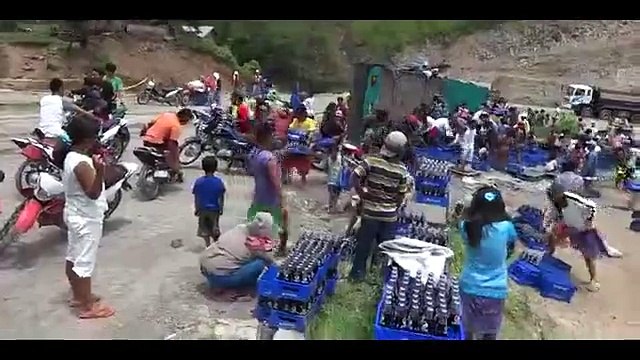 Pepsi delivery truck fell on its side, Filipino locals took advantage