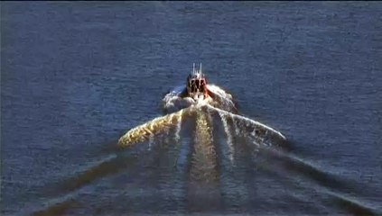 Des militants de Greenpeace bloquent un bateau de Shell en se suspendant à un pont à Portland