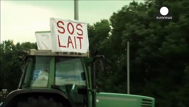 In Belgio agricoltori in piazza contro i prezzi bassi, bloccate strade e bruciati pneumatici