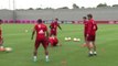 Em primeiro treino no Bayern, Vidal leva bola entre as pernas de Douglas Costa