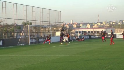 Inacreditável! Sozinho e sem goleiro, Mendoza fura e perde gol