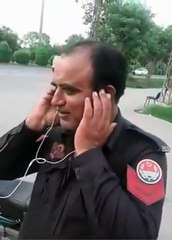 یہ پولیس والا تو پکا عاشق لگتا ہے