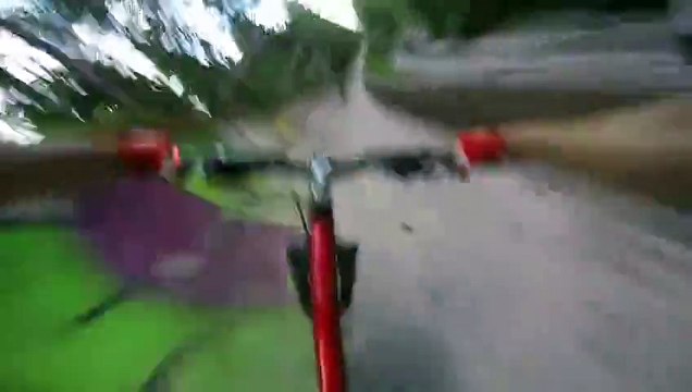 2 riders en VTT font une descente sur une ancienne piste de bobsleigh abandonnée !