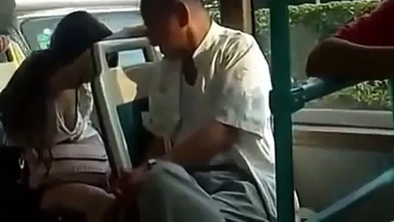Gái Xinh Hở Ngực Đi Xe Bus Bị Sàm Sỡ