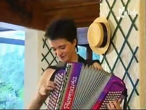SANDRINE TARAYRE - Coeur De Musette 2002 (Accordéon).avi