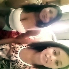 Tamara e Letícia tentando cantar a música do McGui