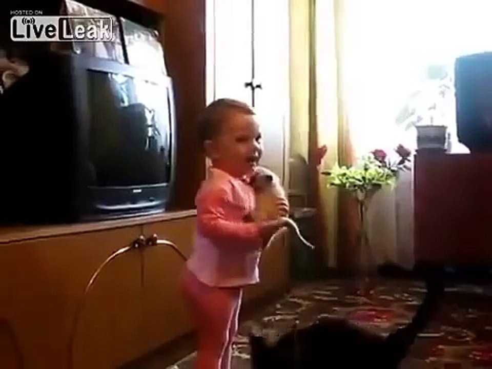 Une maman chat apprend à un nourrisson comment respecter son chaton.