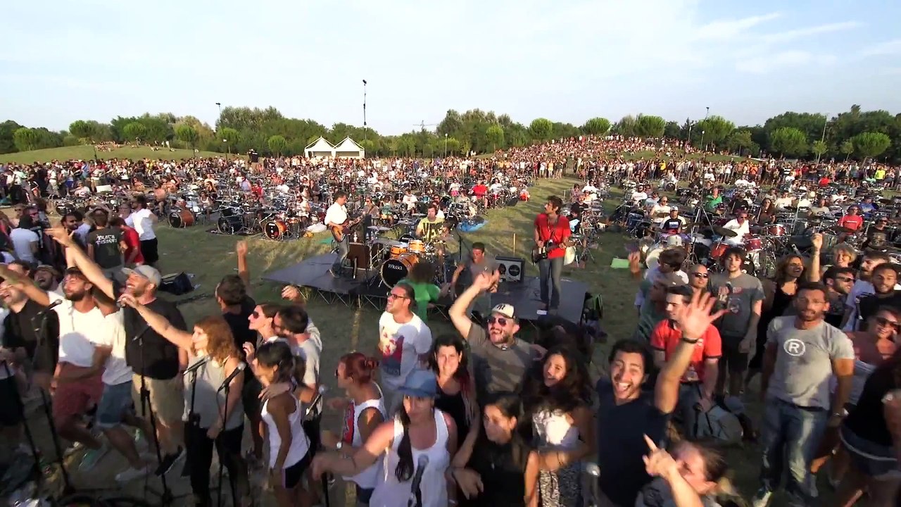 1000 musiciens reprennent une chanson des Foo Fighters "Learn To Fly"