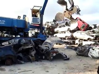 CHATARRA .EL FLECHA APLASTANDO COCHES EN EL DESGUACE