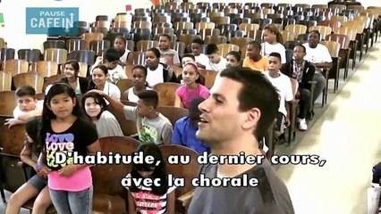 La chorale offre un moment émouvant à leur prof malade