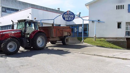 Les agriculteurs de l'Ain déversent du fumier chez Bongrain