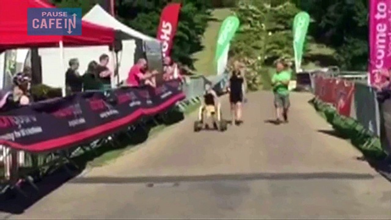 Le public pleure à l'arrivée du triathlon de cet enfant paralysé