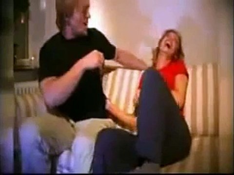 Frau furzt den Man an Entschuldigt sich und macht es noch mal Mega Lustig Witzig