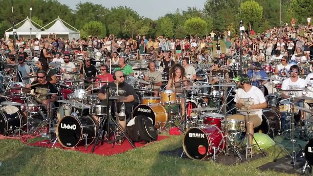 1000 musiciens italiens reprennent les Foo Fighters
