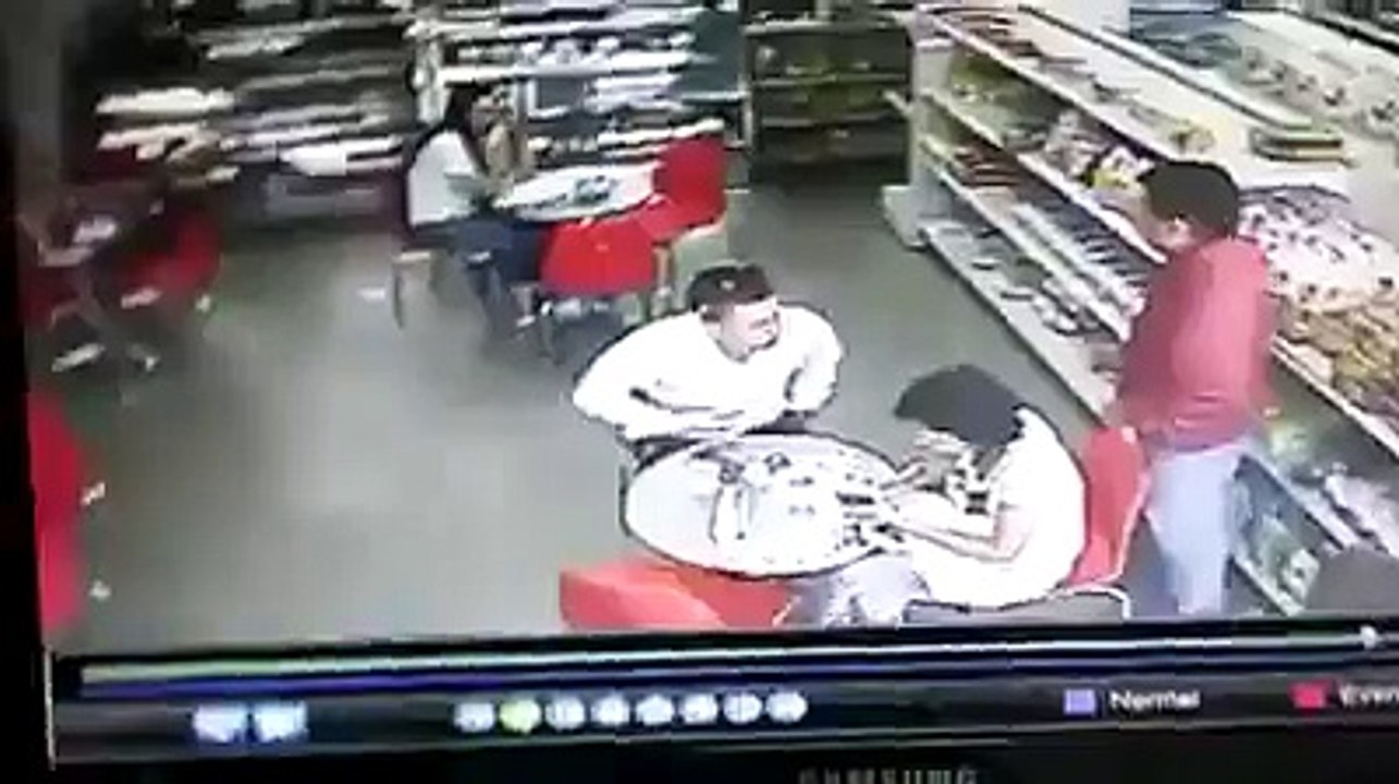 Mira este robo dentro de una estación de servicio