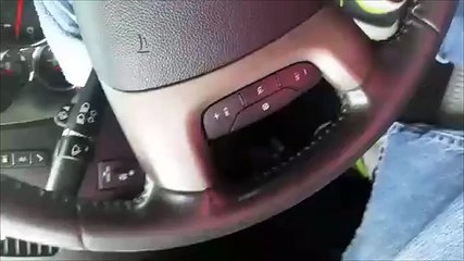 Un homme s'amuse avec un train en marche