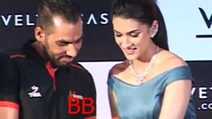 KRITI SANON VALVATE CASE.COM LAUNCH