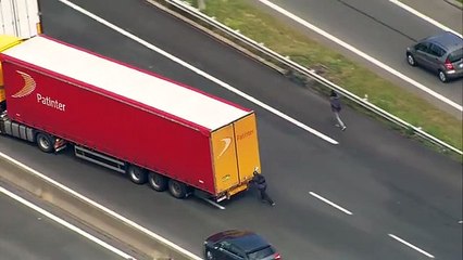 Moment Calais migrants jumped onboard lorries-copypasteads.com