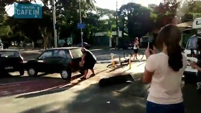 Il déplace à mains nues la voiture au milieu la piste cyclable