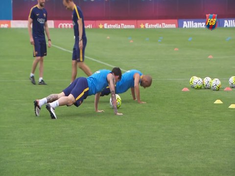 Neymar e Dani Alves vencem desafio no Barça e Messi e Mascherano pagam flexões