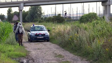 Migrants in northern France continue attempts to cross Channel