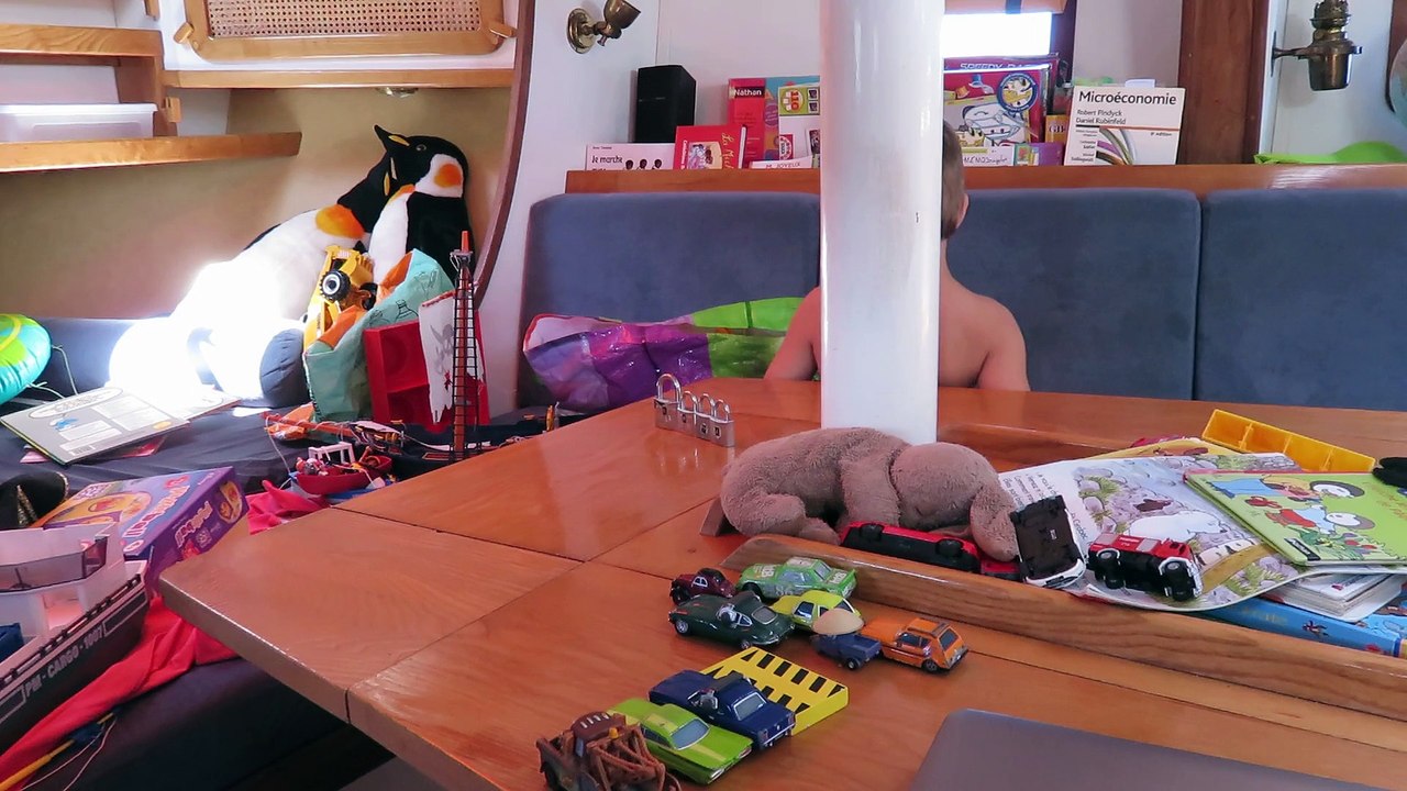 2014_11_30_Maxime joue aux petites voitures dans le bateau