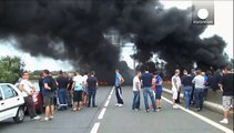 عمال العبارات الفرنسيون يغلقون الطريق المؤدي إلى ميناء كاليه