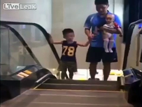 Así han comenzado a subir las escaleras mecánicas en China