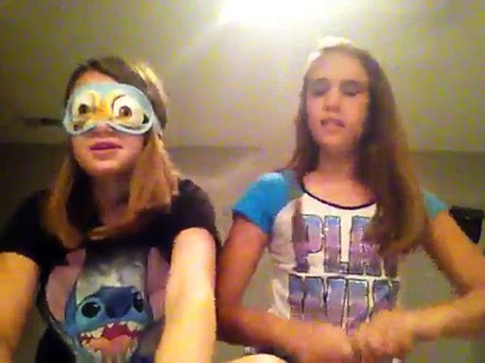 Bailey and Maddie's blindfolded makeup challenge