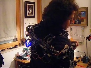 Il contrôle un robot à distance à l'aide d'un exosquelette
