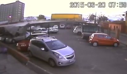 Captado en cámara: Chileno cae desde un piso 17 y sobrevive